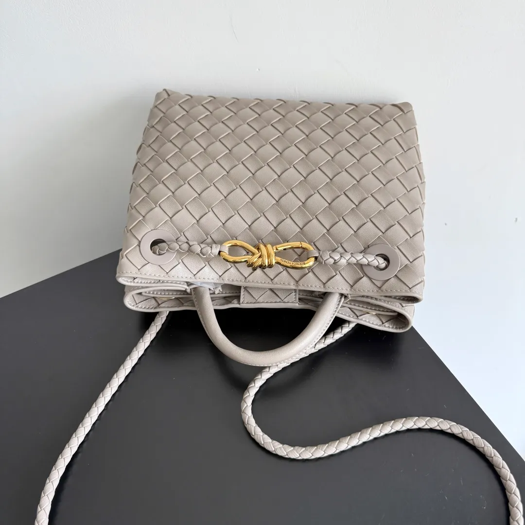 The 2023 new Andiamo batch of 1860 BV has been shipped‼ ️Really popular🔥The new Andiamo woven handbag launched by Bottega Veneta this season is really popular all over the world! ! Celebrities at home and abroad have worn it, and Oscar-winning actress Michelle Yeoh has taken it out on the street. Song Jia, Trai Yara, Yu Feihong, Sanji Ayaka, Rosie Hunting-Whiteley, Yoshioka Riho, etc. have all picked up this bag. It is classic and versatile, showing off its temperament, and the bag capacity is also large, which is very convenient for daily commuting! ! A variety of carrying methods, the shoulder straps can be adjusted by yourself, the original lambskin feels soft and delicate, and the unisex style breaks gender boundaries and brings a more practical and longer-lasting use experience. Andiamo, which has both elegant and casual styles, perfectly interprets the true appearance of "fashionable old money style". Style number: 743568 Size: 25*22*10.5cm